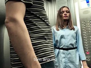 Junge Frau bläst einen Fremden Schwanz und wird angespritzt