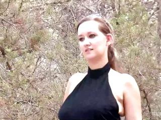 Große natürliche Brüste werden im Freien beglückt