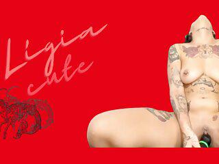 Ines Cream schiebt sich einen Dildo in die Muschi