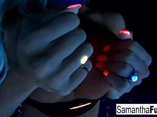 Babe Samantha Ryan masturbiert mit einem Sextoy