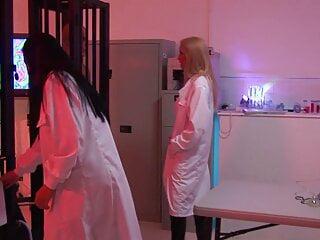 Scharfe Weiber in Nahaufnahme bei Gruppenfick mit jungen Männern