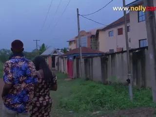 Hübsches Girl wird auf der Strasse flachgelegt