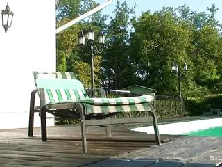 Sieh dir diese Blondine an wie sie anal gefickt wird