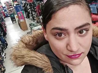 Heiße Mädels ficken in der Öffentlichkeit mit ihren Dildos