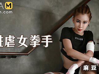 Asiatische sextrainerin lässt sich vom Trainer verwöhnen