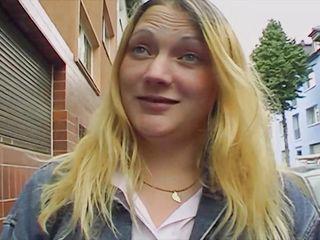 Gut aussehende deutsche Blondine kriegt Sperma auf die Titten