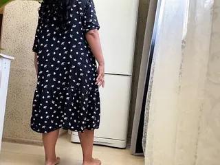 Der dicken Arsch der Milf wird zum Sex überredet