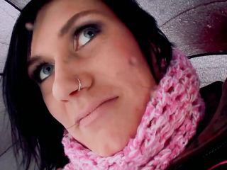 Brünette mit gepiercten Titten fingert ihre gepiercte Muschi