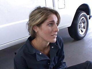 Tätowierte Brünette Kara Price leckt Lily Luvs Pussy