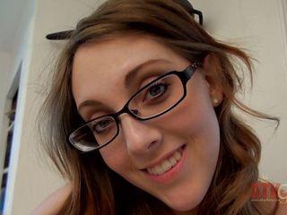 Heiße Brünette nickey huntsman fingert ihre feuchte Muschi und kommt