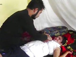 Ein indisches Girl wird vom Freund ihres Freundes in ihrem Zimmer gefickt - indischer Amateursex mit einem Girl