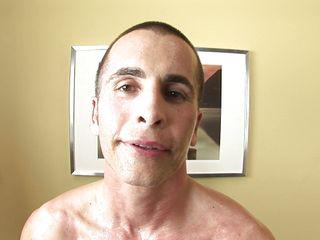 Jenny Hendrix fickt ihren Arzt bis er ihr ins Gesicht spritzt