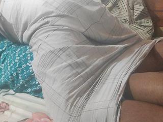 Süße Inderin wird von ihrem Freund geleckt