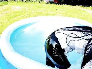 Fettärschige Asiatin in weißer Unterwäsche macht es sich selbst