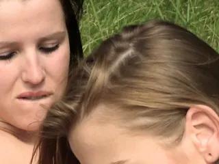 Lesbische Milf liebt Pussy lecken und Dildospiele