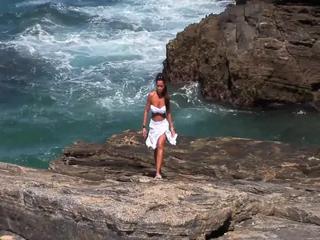 Zwei schwarze Schwänze für Jade Sin am Strand