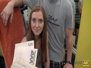 Muskulöser Typ muss zusehen wie seine Freundin gefickt wird