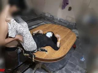 Indische Tante Malika hat Sex mit ihrem Hausmädchen