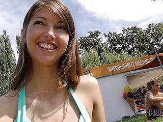 Großer Schwanz penetriert das Arschloch der devoten Ehefrau