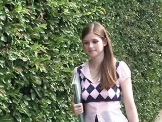 Die junge Lara Brooks liebt lange Schwänze