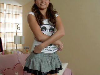 Süße deutsche Brünette bekommt eine dicke Ladung ins Arschloch