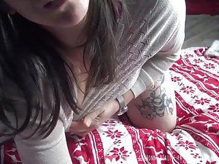 Sexy Milf mit geilen Brüsten strippt und masturbiert - Amateur Solo