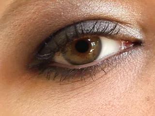 Eva Jordan masturbiert mit einem dicken Dildo