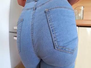 Wunderschönheit mit dickem Arsch fickt einen Kerl und wird vollgespritzt