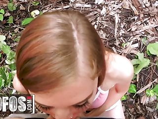 Sexy Teen Ava Parker bläst dicken Schwanz im Park