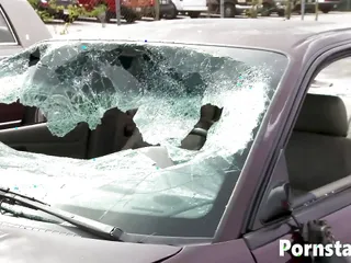 Heißes Babe mckenzee Miles braucht Geld und fickt mit einem Hengst