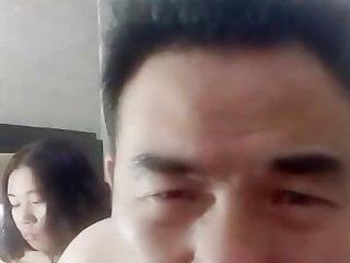 Die Onkel im Hotel zwei junge Frauen ficken mit einem jungen Kerl