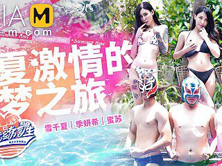 Star warugua spielt an ihrer feuchten Spalte