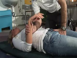 Junges sexy Fickstück reitet den Schwanz von hinten