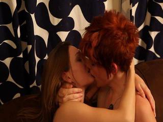 Rothaarige Lesbe mit behaarter Möse verführt ihre Freundin