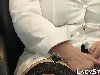 Versaute Oma Lacey Star fickt und schluckt Sperma