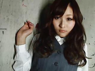 Hübsches japanisches Schulmädchen verdient sich als Sexsklavin was dazu