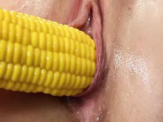 Natürliche Brünette in sexy Dessous und schöner Möse