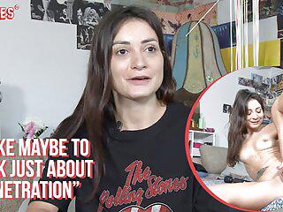 Givemepink sexy Brünette spielt mit sich selbst vor der Kamera