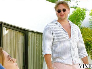 Kleine Lily Vixen ist verführerisch mit verheiratetem Mann