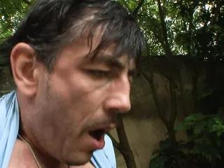 Bikini Babe mit perfekten Titten fickt Fremden im Freien