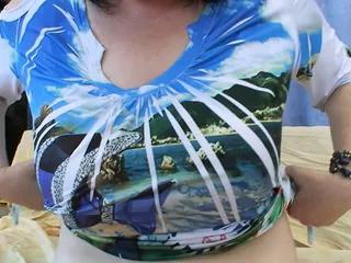 Oma wird vom jungen Nachbarn zu Besuch überredet