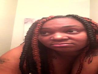 Solo mit extrem kurviger Schwarzen - auch die Titten sind riesig