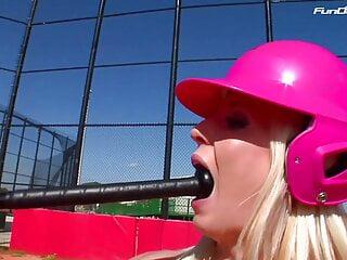 Junge Brünette reitet auf einem harten Schwanz