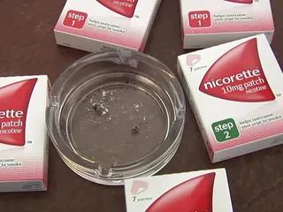 Heißes Luder reitet riesigen Schwanz nach dem Telefon