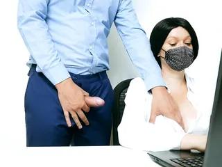 Der Chef fickt die geile Angestellte mit den großen Brüsten bis zum Orgasmus