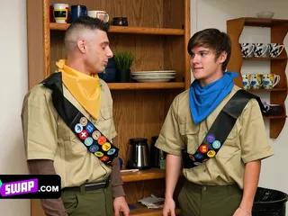 Mutter teilen sich einen jungen Schwanz in ihrer Strumpfhose