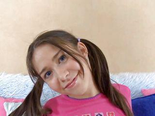 Heiße Teenagerin wird geleckt und dann ins Gesicht gespritzt