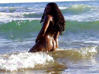 Ebony tanzt und bläst den Schwanz ihres Freundes