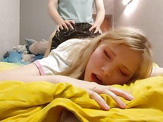 Der geile Bock fickt die hübsche kleine mit den fetten Titten und den dicken Titten in der Küche - Amateur Teen beim bumsen