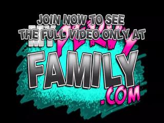 Die Stiefmutter bringt Stieftochter und Sohn zum Dreier zusammen